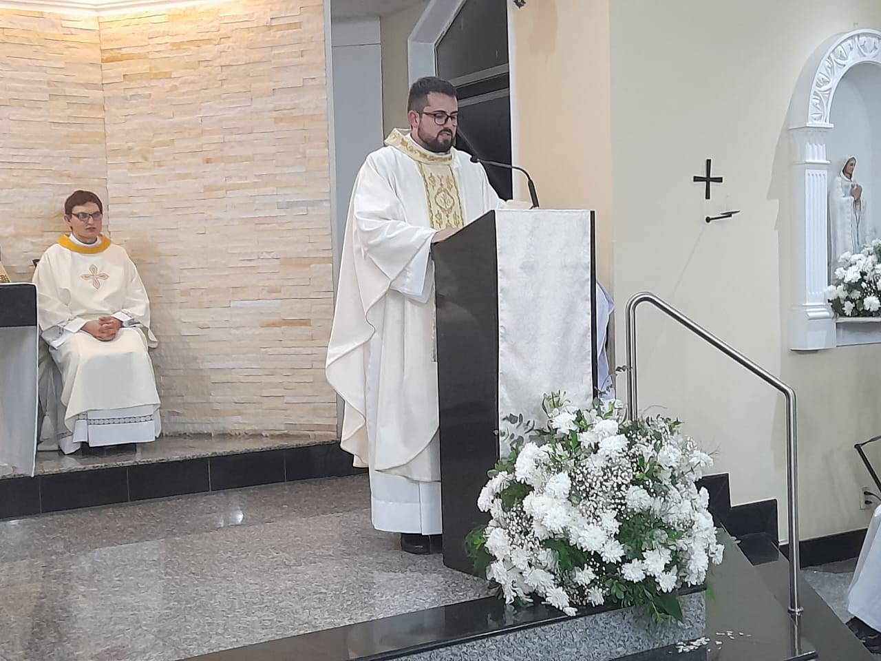 Padre Artur Rossi é ordenado na paróquia Menino Jesus de Praga