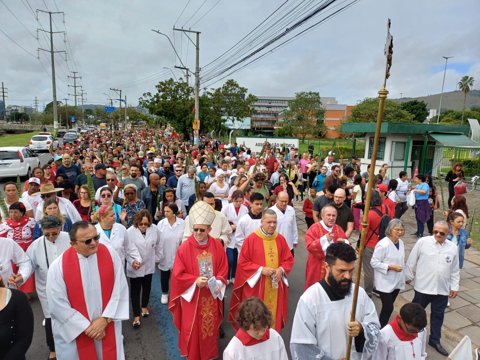 Festa de São Jorge reúne mais de 100 mil pessoas na capital gaúcha